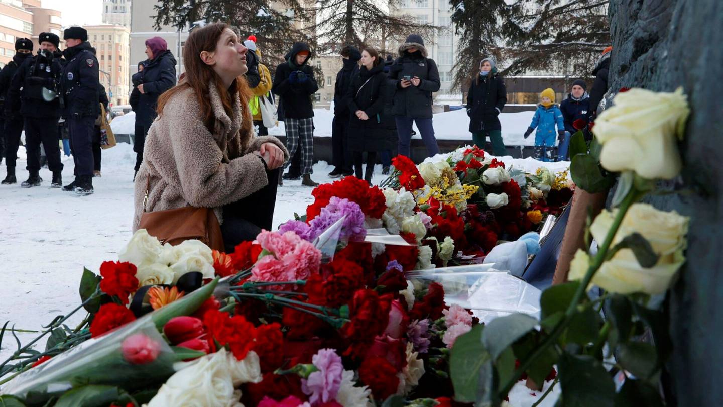 HS Moskovassa | Moskovalainen Viktorija pelkäsi mutta toi silti valkoisen ruusun Navalnyin muistolle: ”Tällaisiin hetkiin osallistuminen on kansalais­velvollisuus”