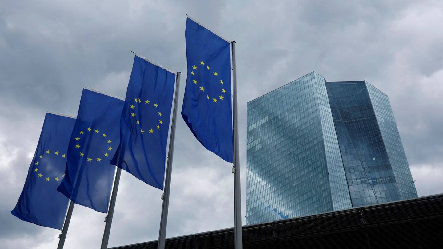 Julkinen talous | Euroopan keskuspankki varoittaa euroalueen velkataakasta