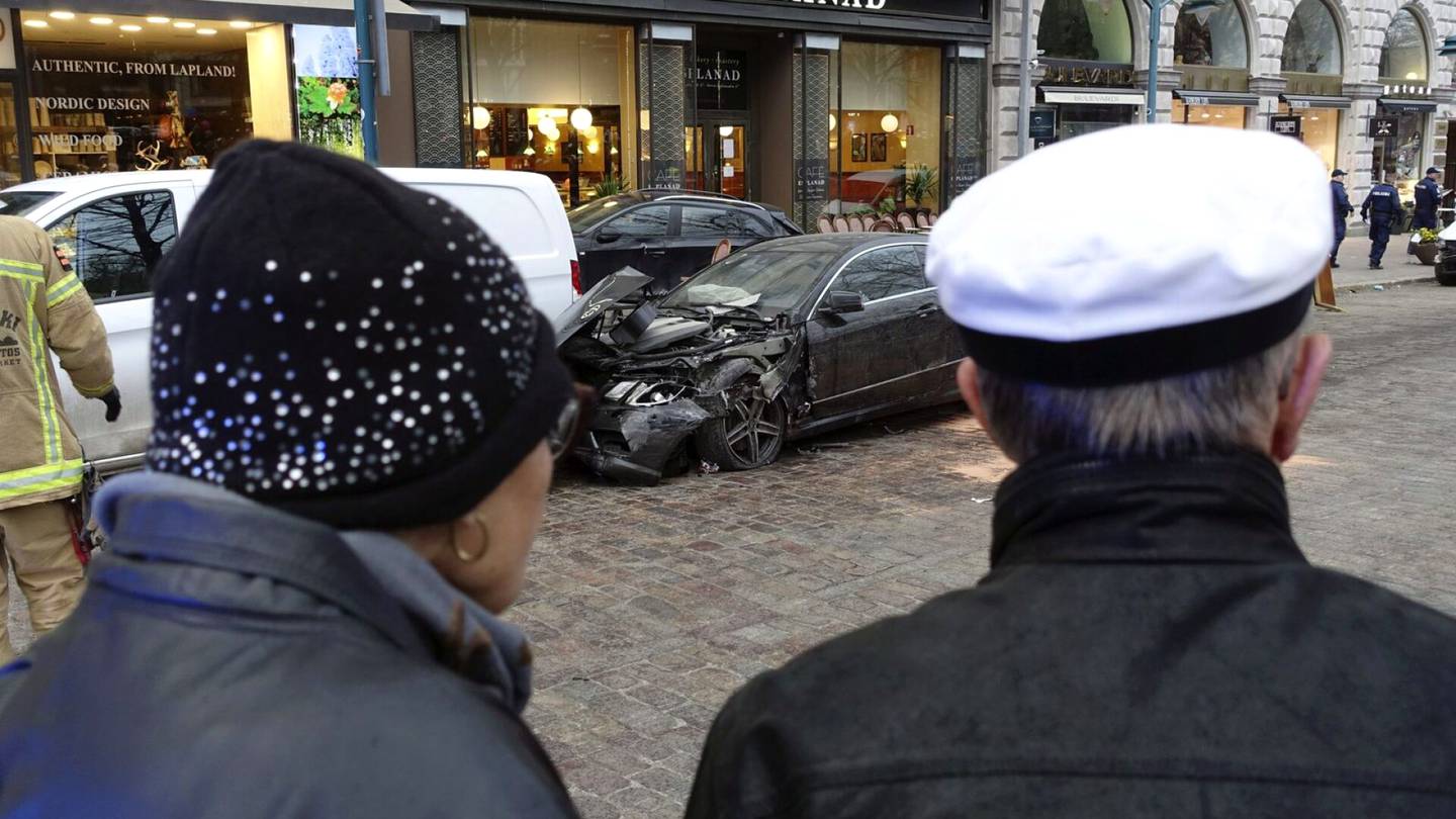 Onnettomuudet | Poliisi: Pohjoisesplanadin kaahailija ei yrittänyt tarkoituksella osua ihmisiin tai ajoneuvoihin