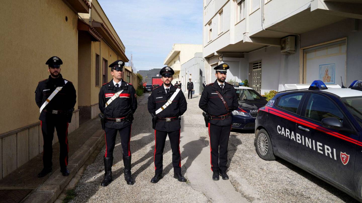 Italia | Pidätetyn mafiajohtajan asunnosta löytyi kalliita hajuvesiä ja luksus­vaatteita