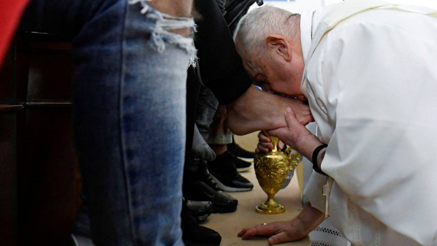 Katolinen kirkko | Paavi pesi nuorisovankien jalkoja kiirastorstain kunniaksi