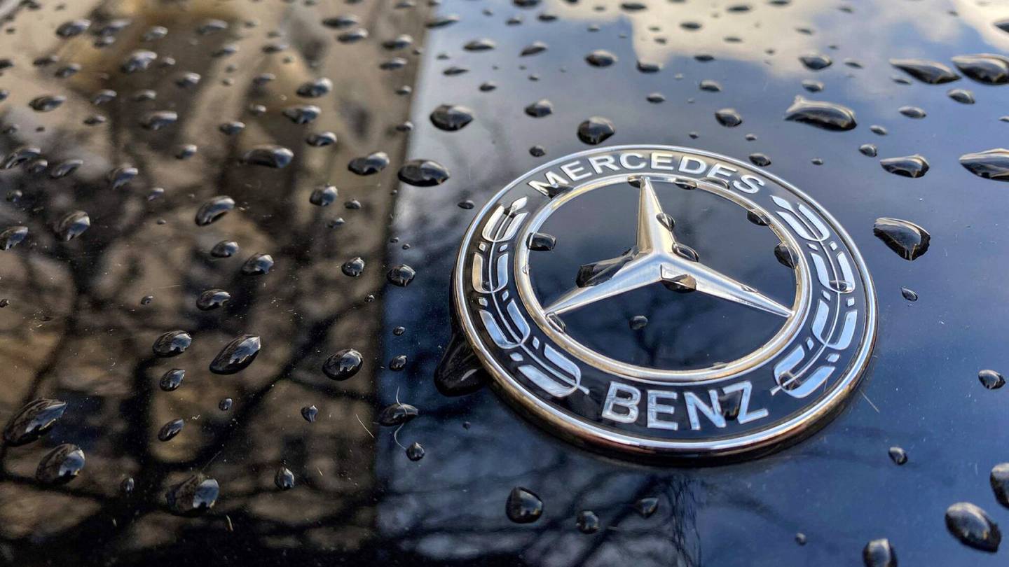Autot | Mercedes Benz vetää lähes miljoona autoa markkinoilta: Jarru voi lakata toimimasta