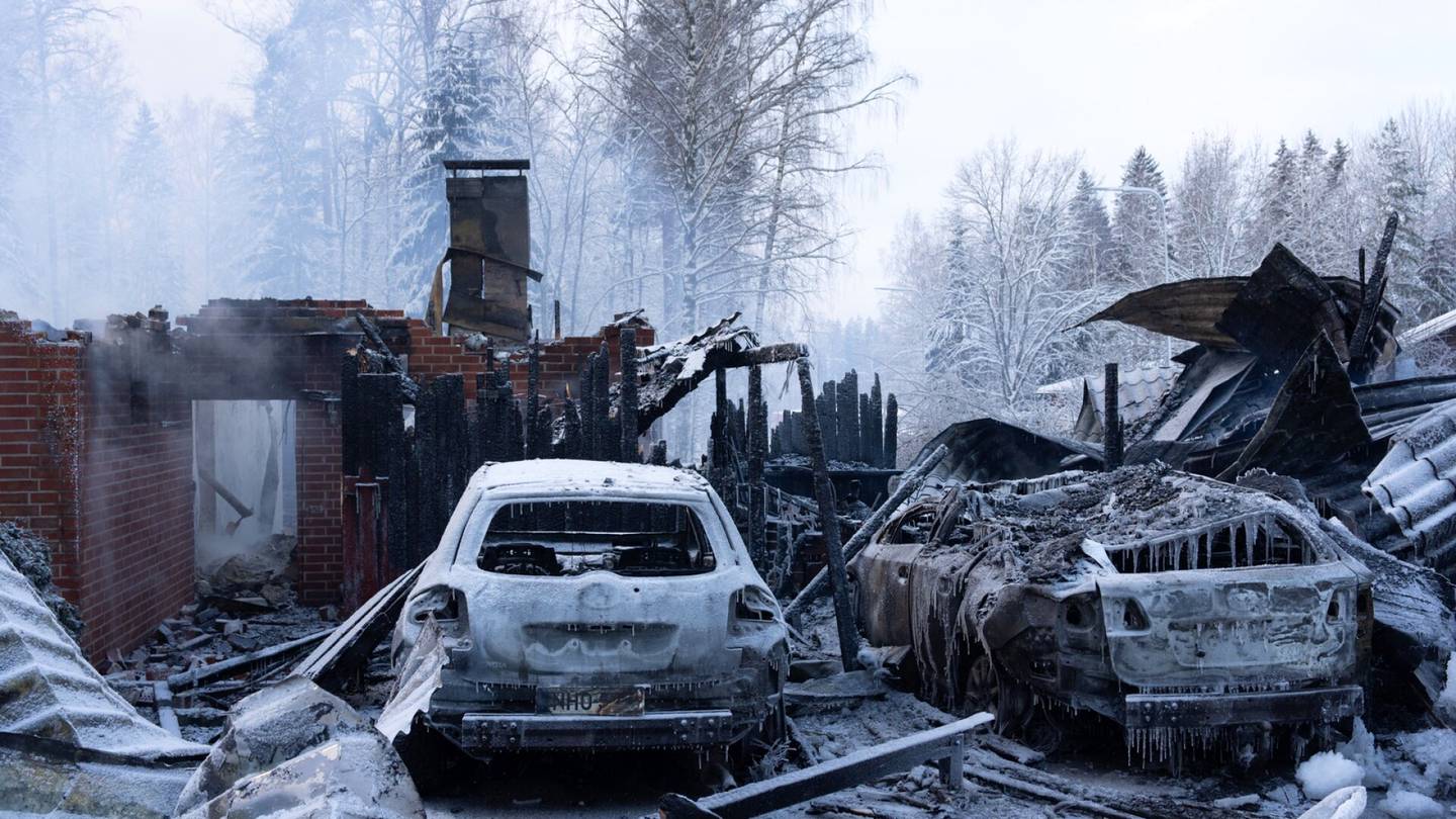 Tulipalo | Hiiltyneet autot seisovat palaneen oma­koti­talon edessä Espoossa – Naapurit surevat äänetöntä tuhoa