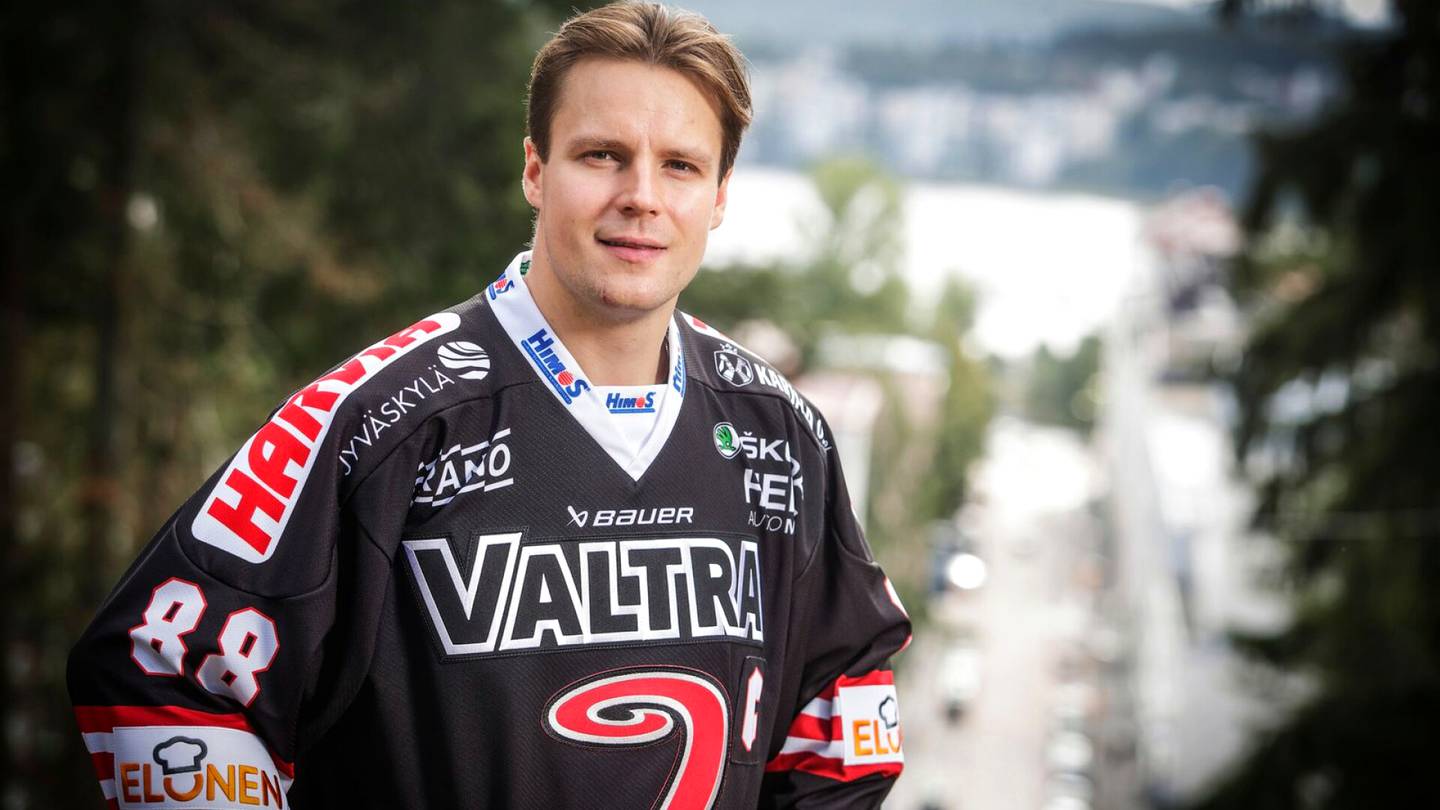 Jääkiekko | Kapteeni Robert Rooba iski JYPin juhlaottelun voittomaalin jatkoajalla