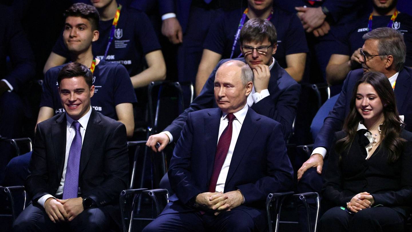 Taitoluistelu | Vladimir Putinin vierellä istunut Kamila Valijeva sai potkut maajoukkueesta