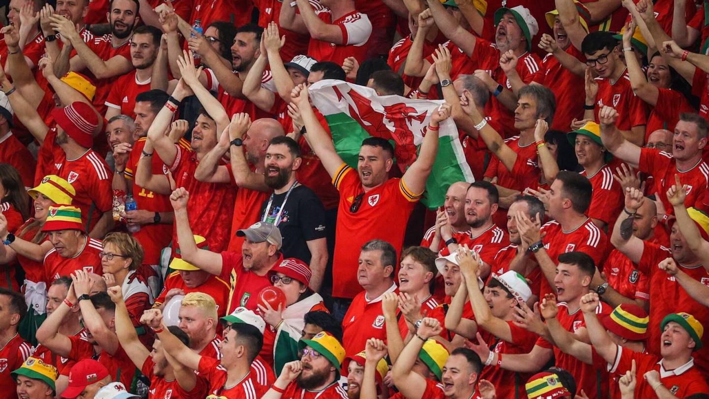 MM-jalkapallo | Nyt Fifakin hermostui: Walesin kannattajilta kiellettiin sateenkaari­hatut