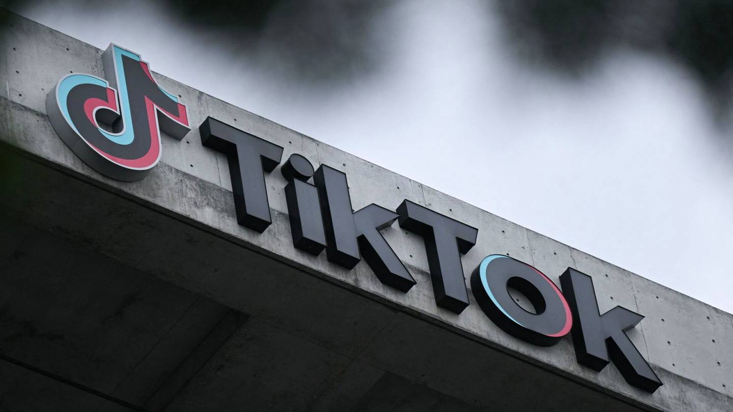 Tietoturva | BBC kehottaa työn­tekijöitään poistamaan Tiktok-sovelluksen työpuhelimista