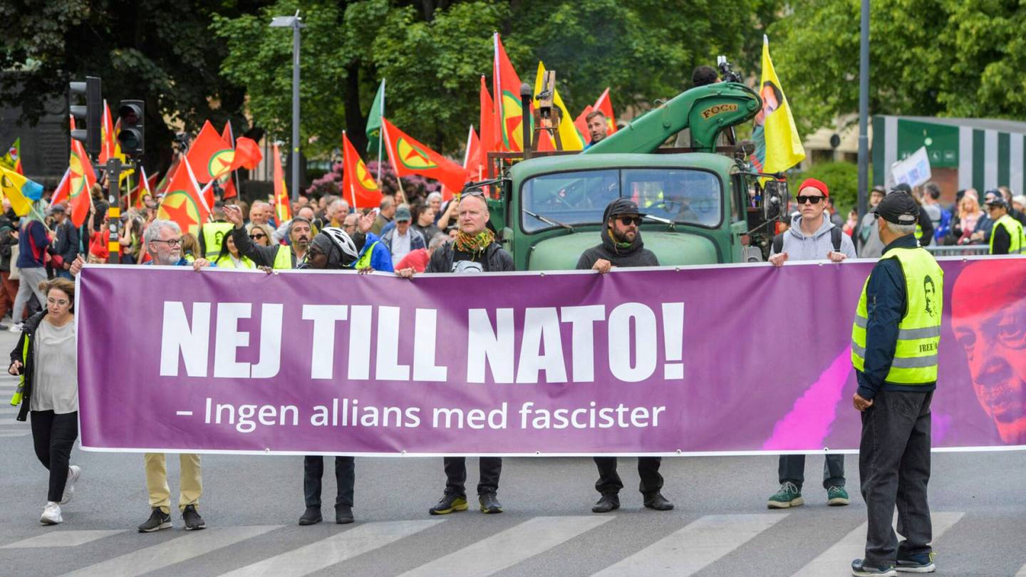 Ruotsi | Sadat osoittivat mieltään Natoa vastaan Tukholmassa