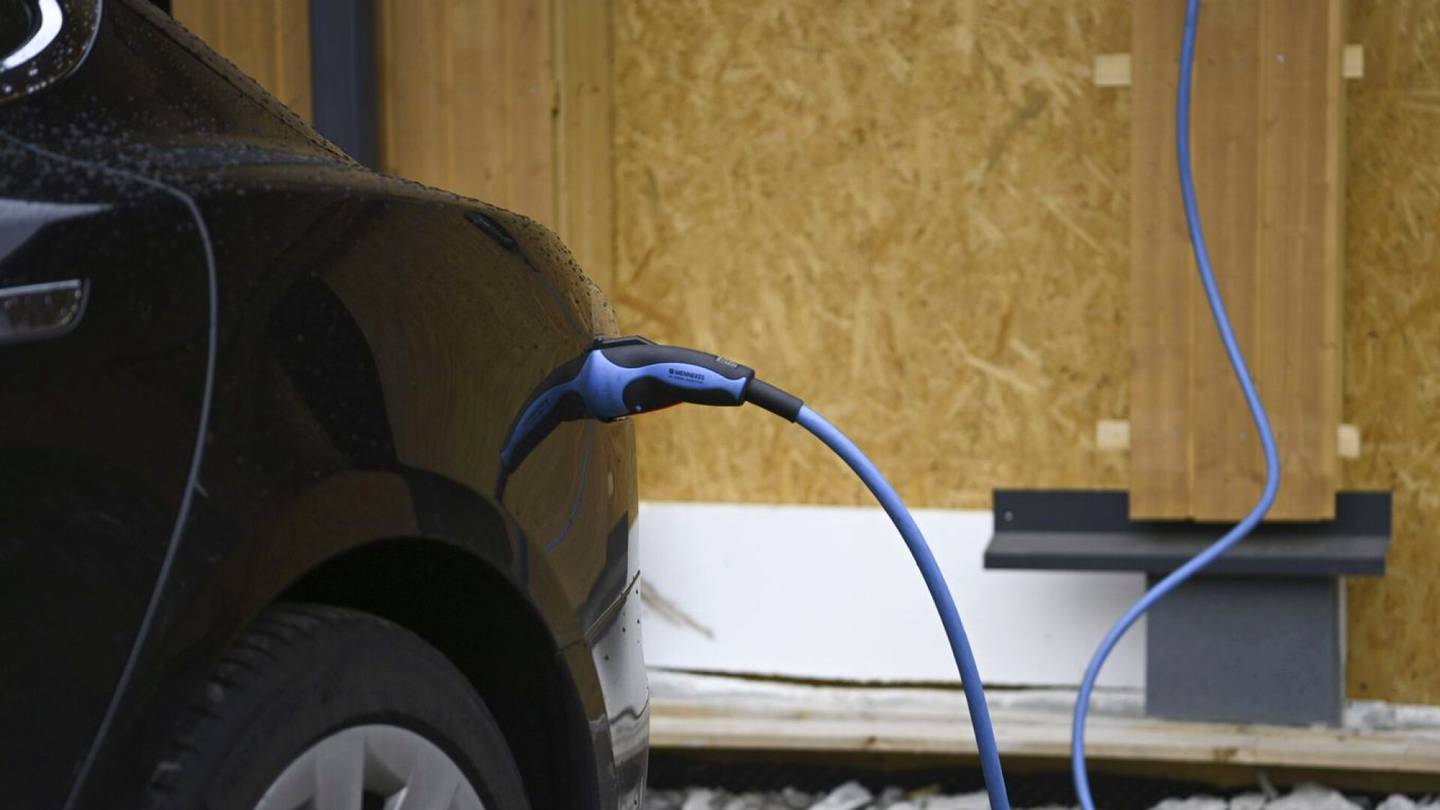 Autot | Traficom: Sähkö­autojen päästö­hyödyt verrattuna bensa-autoihin näyttävät toteutuvan ennakoitua nopeammin