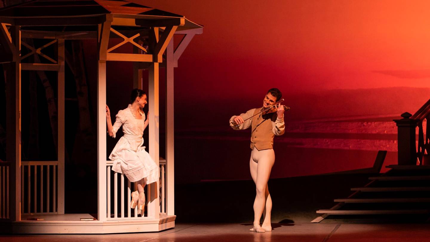 Tanssiarvostelu | Koreografi Jorma Elo näyttää uutuusbaletissa Jean ja Aino Sibeliuksen rakkauden melodramaattisena kuvaelmasarjana