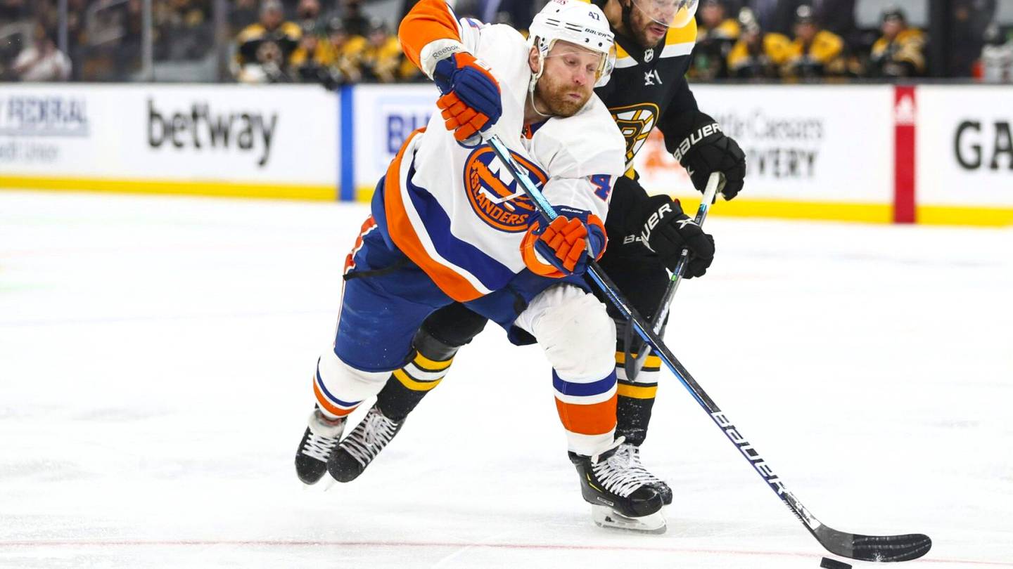Jääkiekko | Siirtolistalle asetettu Leo Komarov ei kelvannut tälläkään kertaa muille NHL-seuroille
