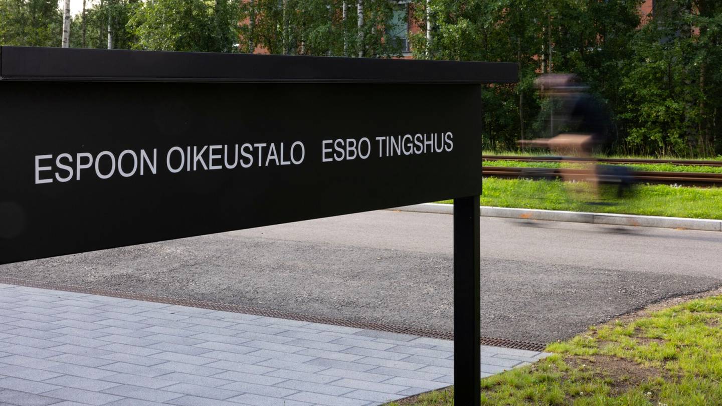 Tuomiot | Astaloin varustautunut naamio­joukko pahoin­piteli miehen koulun vieressä Espoossa
