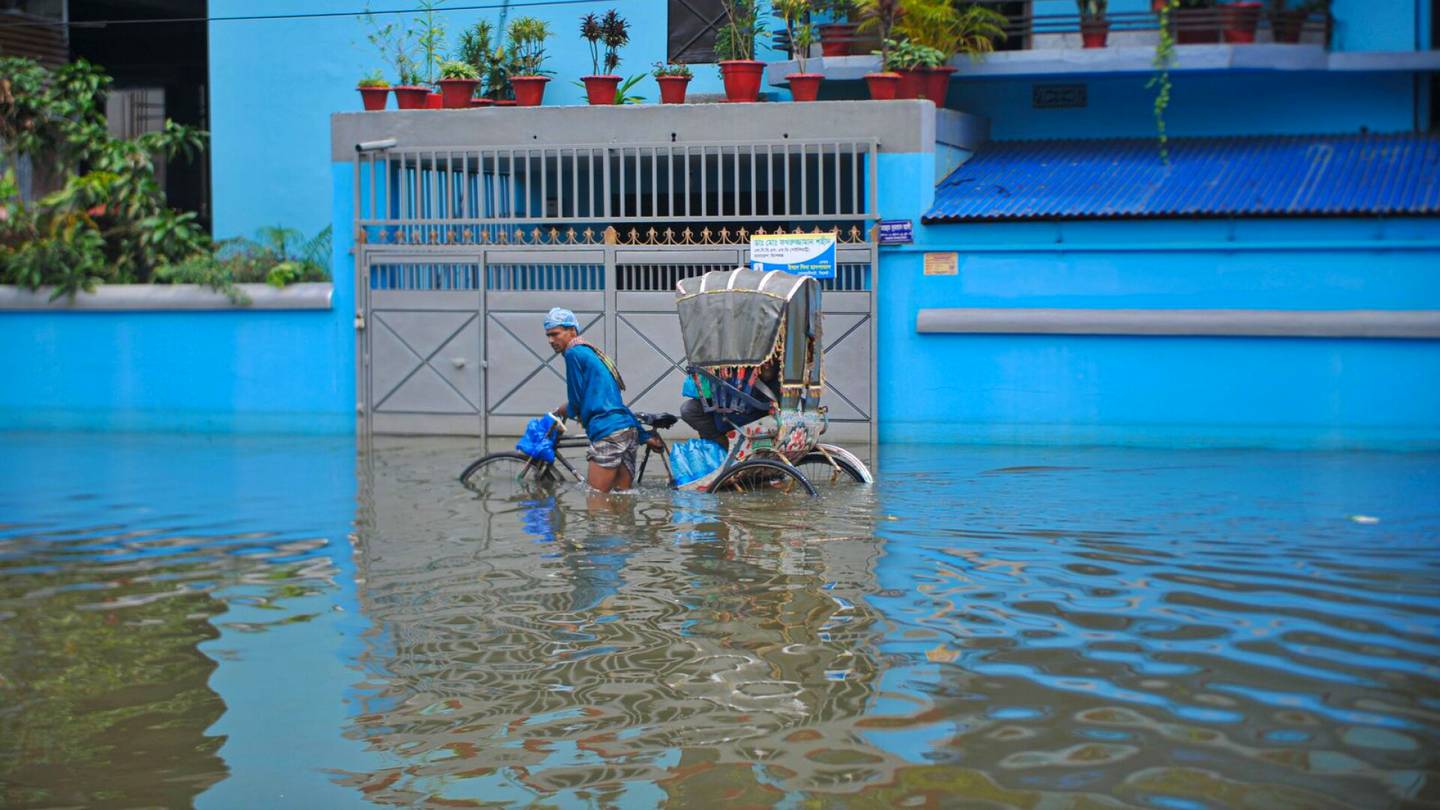 Luonnonkatastrofit | Tulvavedet saartaneet miljoonat ihmiset Bangladeshissa ja Intiassa, ainakin kymmeniä kuollut