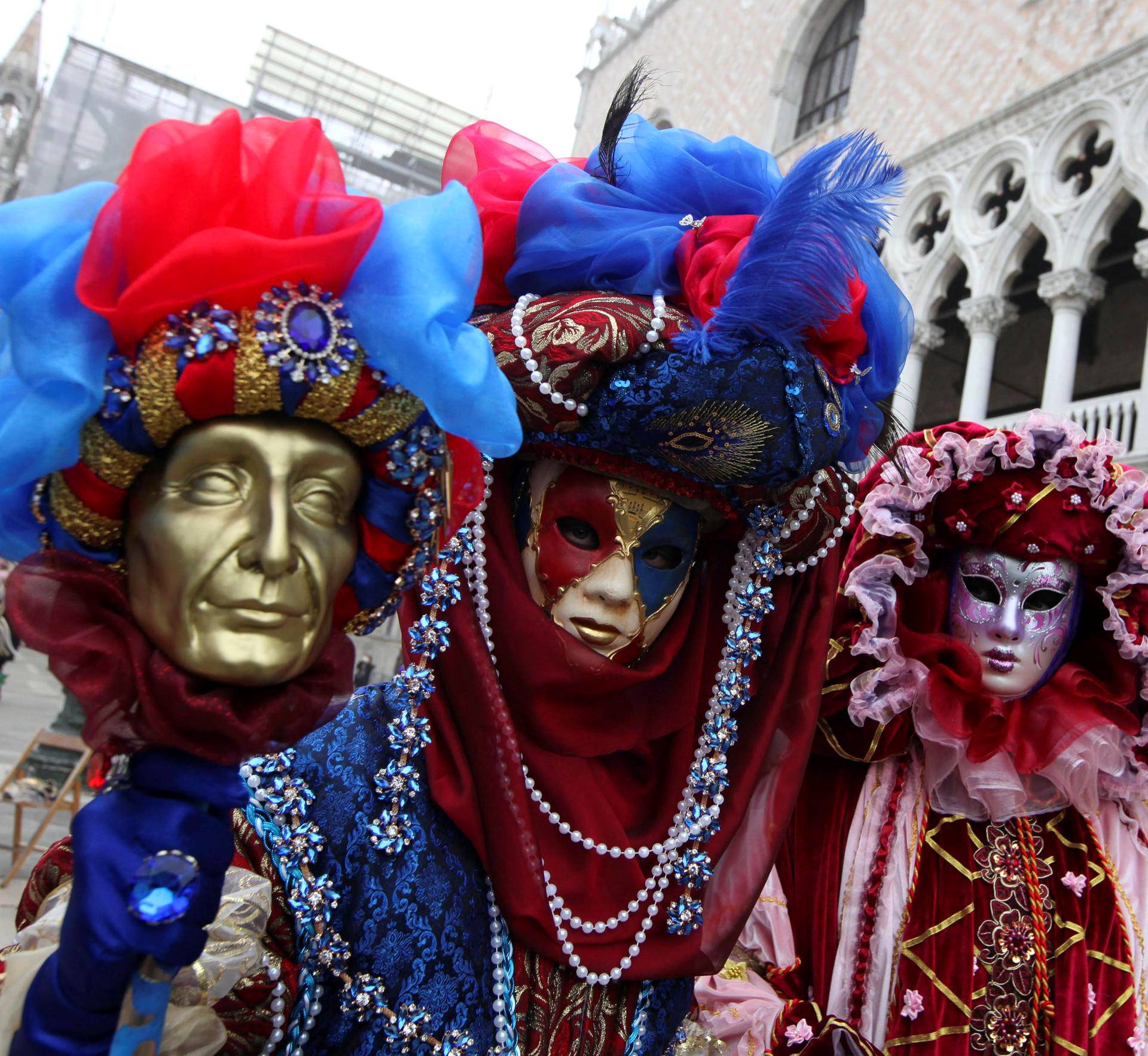 После карнавала фото. Карнавал в Венеции (the Carnival, Venice). Венеция карнавал шествие. Венецианский карнавал Италия парад. Масочный карнавал в Венеции.