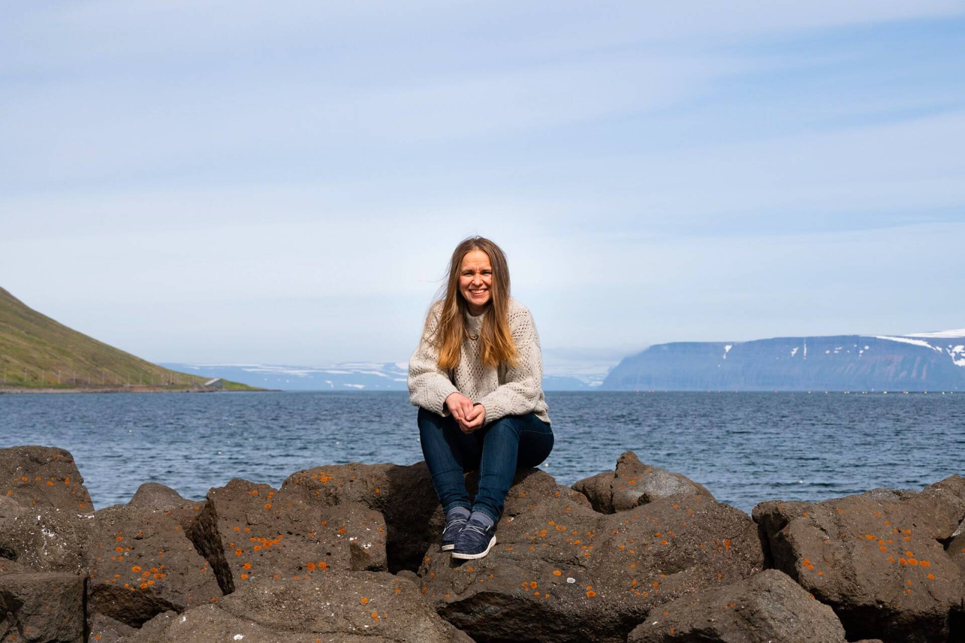 Satu Rämö muutti Islantiin 13 vuotta sitten. Hän asui pitkään Reykjavíkissa, mutta nykyisin koti on Ísafjörðurissa, maailman reunalla.