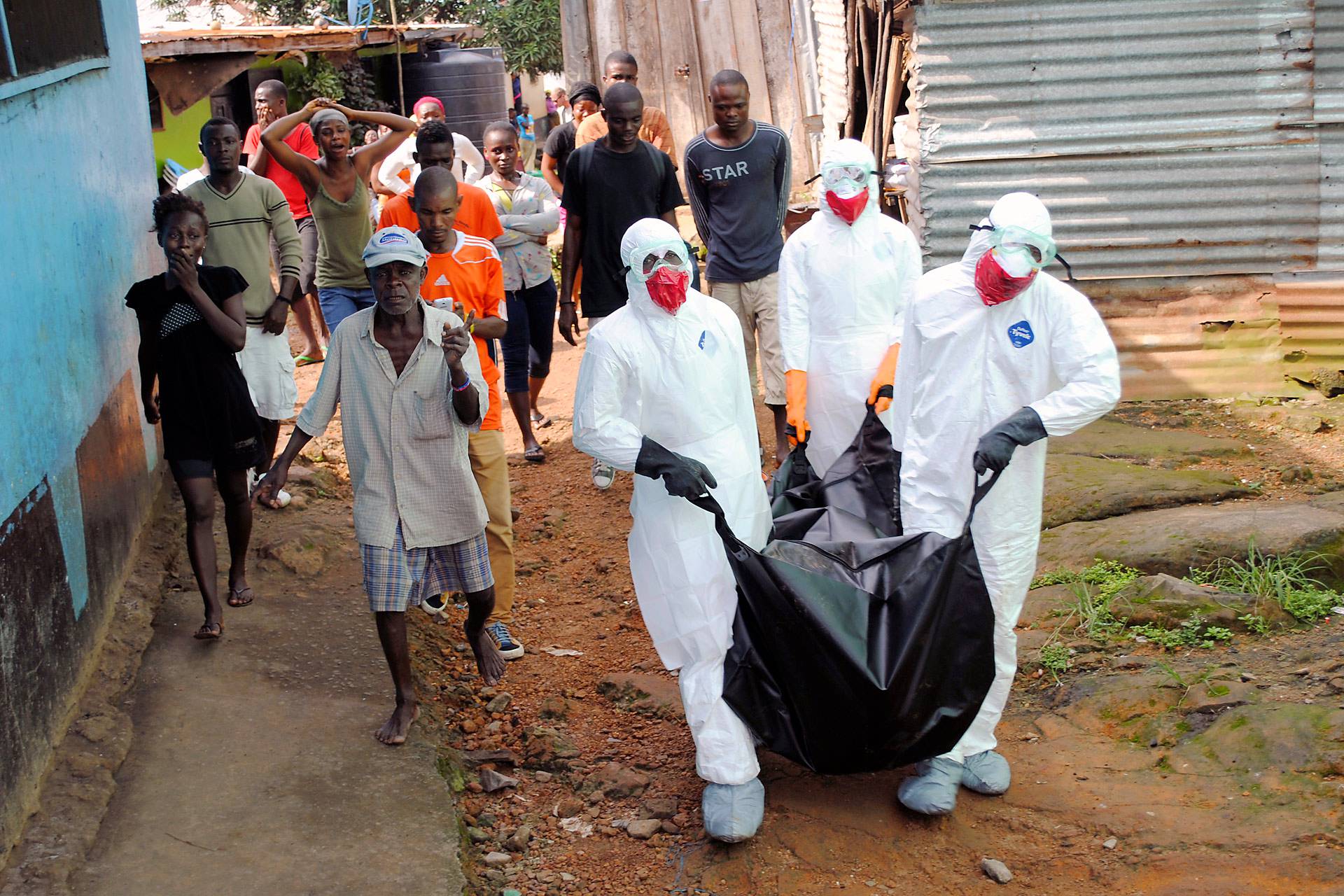 Työntekijät kantoivat ebolaan kuolleen 29-vuotiaan miehen ruumista syyskuussa Liberian pääkaupungissa Monroviassa. 
