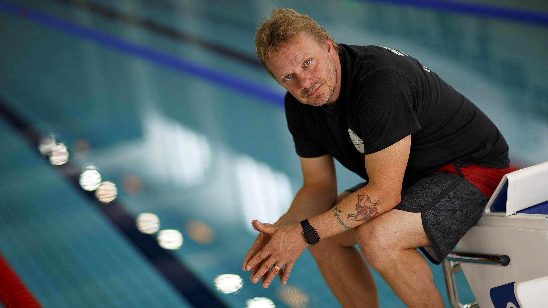 Marko Malvela istuskeli lähtöjakkaralla Jyväskylän uimahallissa heinakuussa ennen Rion kisoja.