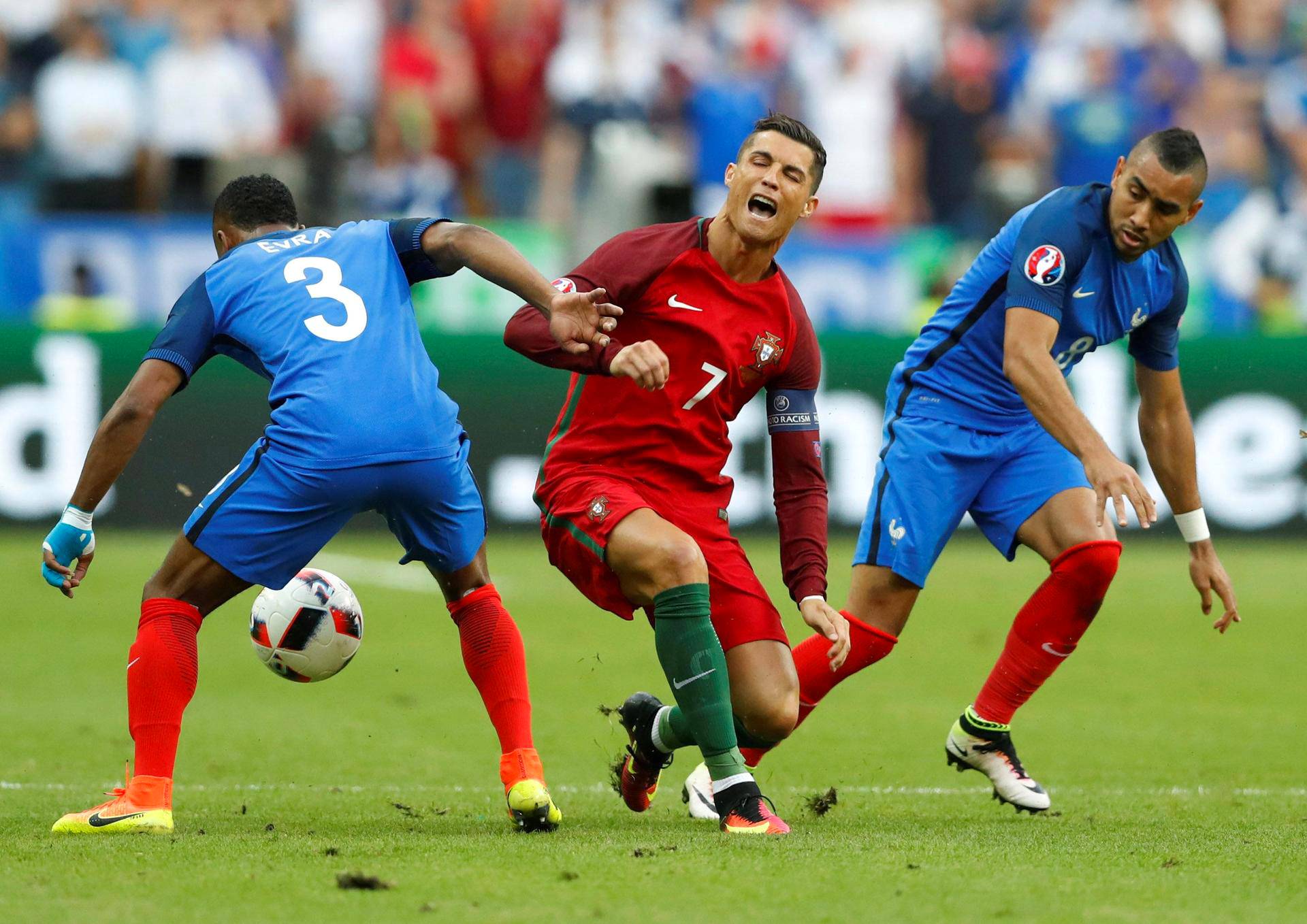 Cristiano Ronaldon EM-finaali sai karmean alun, kun Dimitri Payet taklasi häntä pallontavoittelutilanteessa. Ronaldon polvi vääntyi pahasti ja nivelsiteet vaurioituivat.