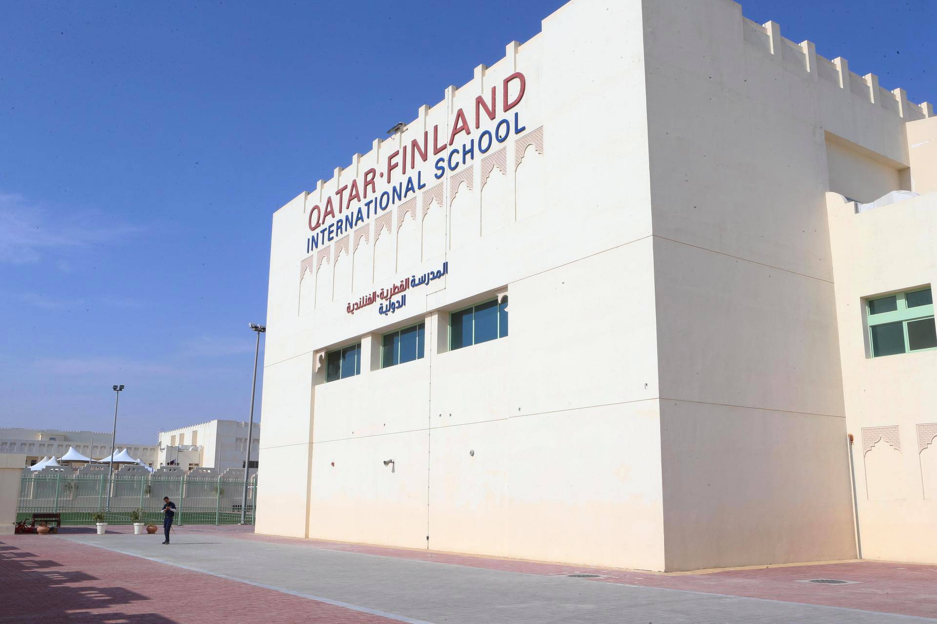 Aavikolla Qatarissa on suomalaiskoulu, jolla yritetään lyödä rahoiksi –  lukuvuosi maksaa kymppitonnin - Sunnuntai 