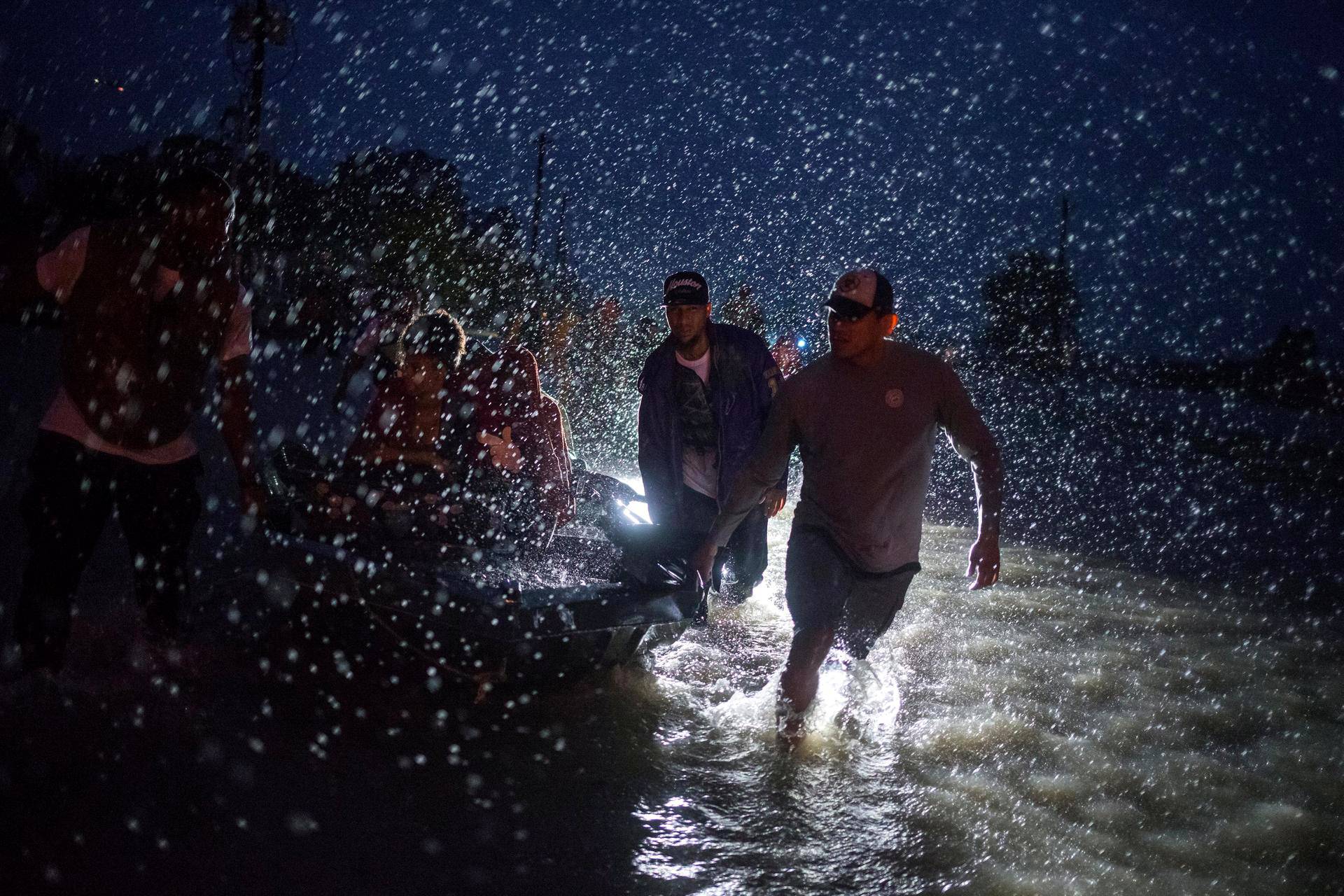 Avustustyöntekijät työnsivät maihin venettä, jossa oli evakuioituja ihmisiä Houstonissa, Texasissa, Harvey-myrskyn aiheuttaman myrskyn aikana.