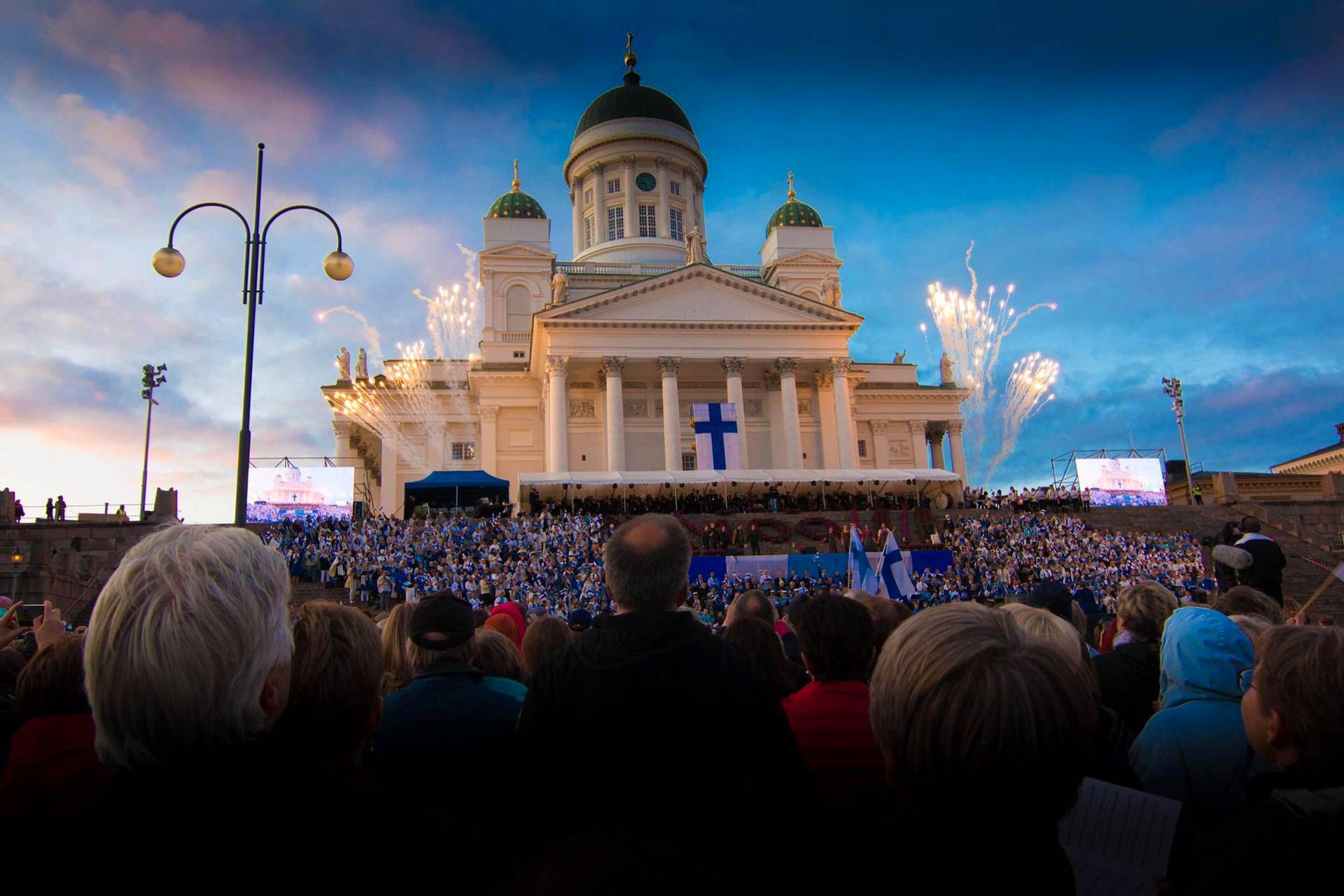 Tältä näytti Senaatintorilla, kun sadat laulajat ja soittajat juhlivat  Suomea - Kulttuuri 
