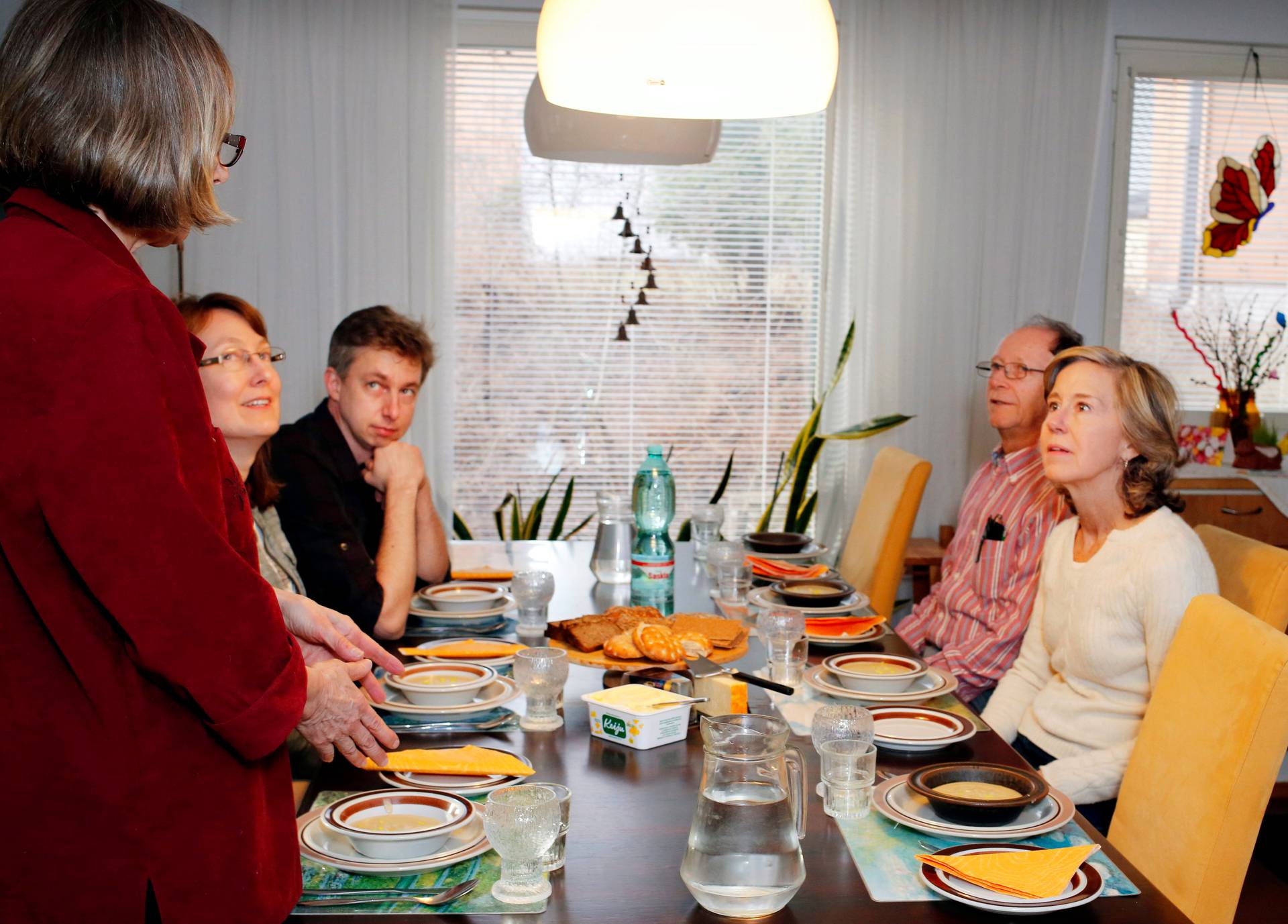 Vieraat ja isännät ruokapöydässä. Vasemmalta Maire, Marjukka ja Janne Mäntylä sekä Kolumbiasta tulleet John Watkins ja Christine Johnson. Alkuruoaksi syödään Mairen valmistamaa maa-artisokkakeittoa.