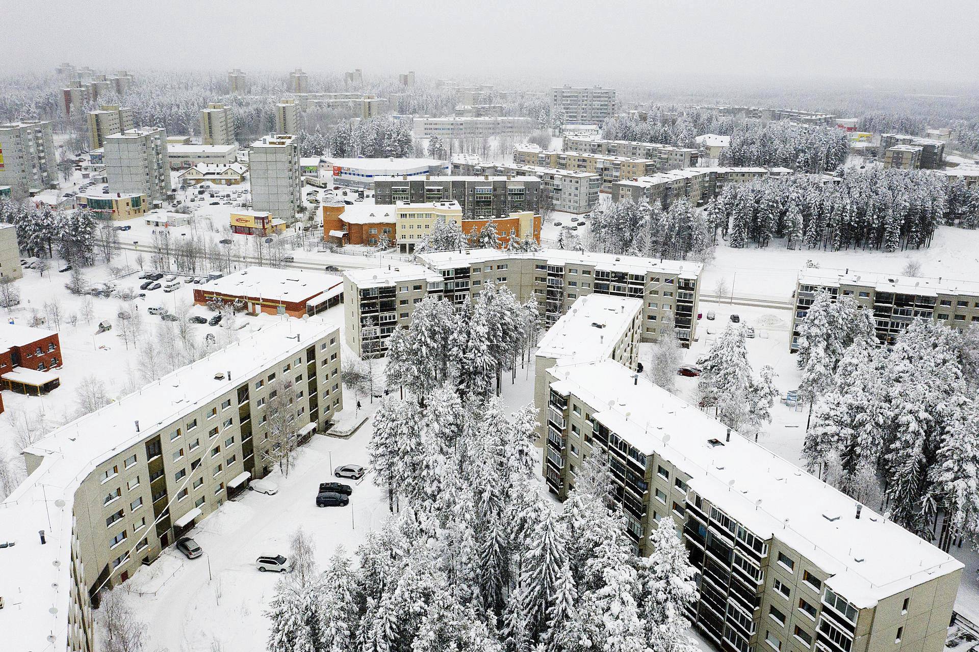 Kostamuksen kaivosteollisuuskaupunki rakennettiin pääosin suomalaisvoimin vuosina 1977–1985. Etualalla suomalaisten rakentamia elementtitaloja.