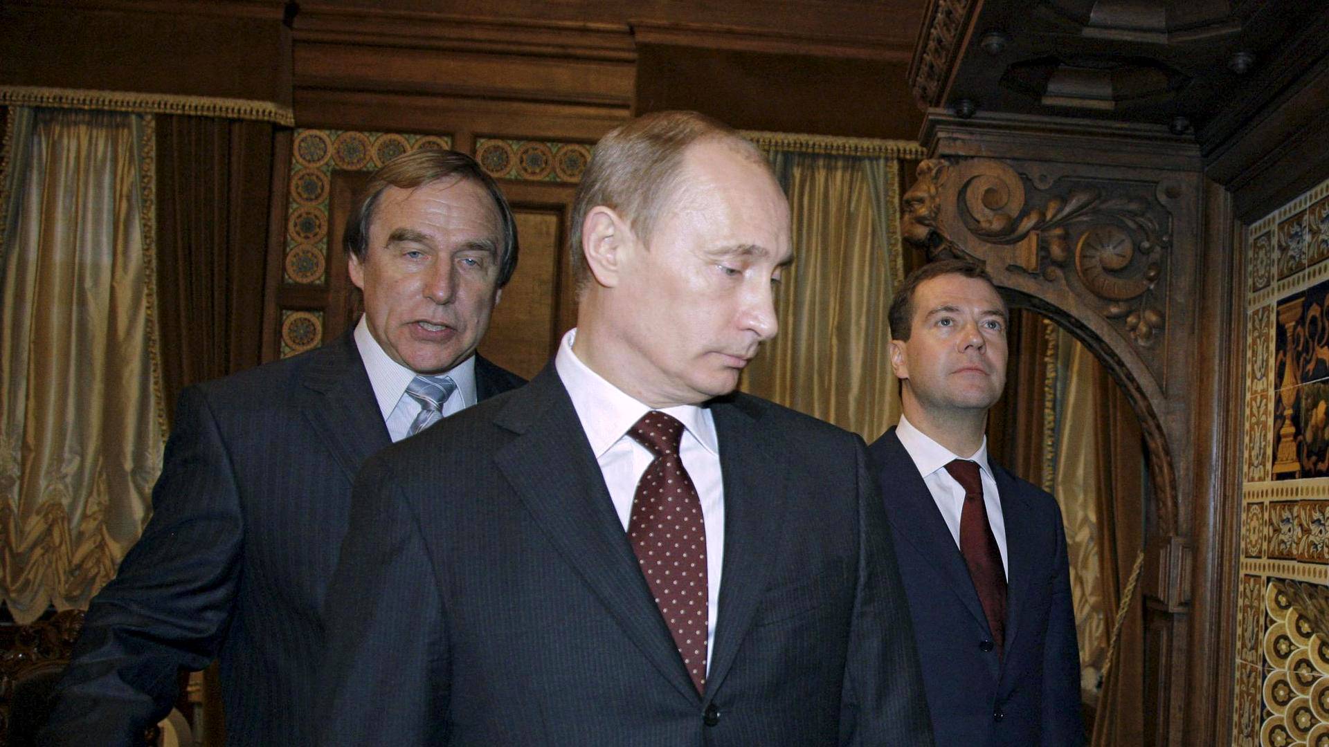 Sellisti Sergei Roldugin (vas.) esitteli Aleksanteri II:n pojan palatsia Vladimir Putinille ja Dmitri Medvedeville vuonna 2009. Nykyisin palatsi toimii Musiikin talona.