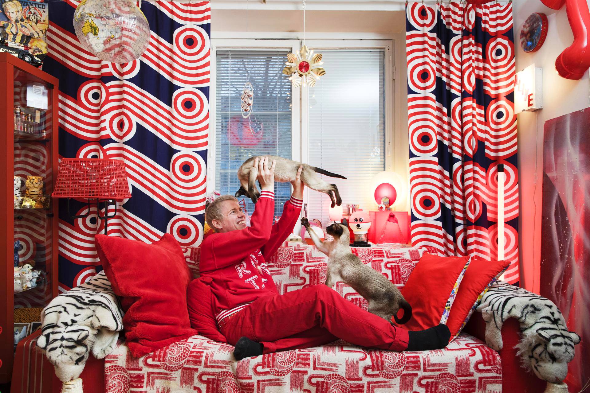 Punaista, punaista, punaista. Taiteilija Toni Kitti asuu Helsingissä kolmen kissansa kanssa yksiössä, jonka hän on sisustanut vastaamaan sisäistä kokemusmaailmaansa.