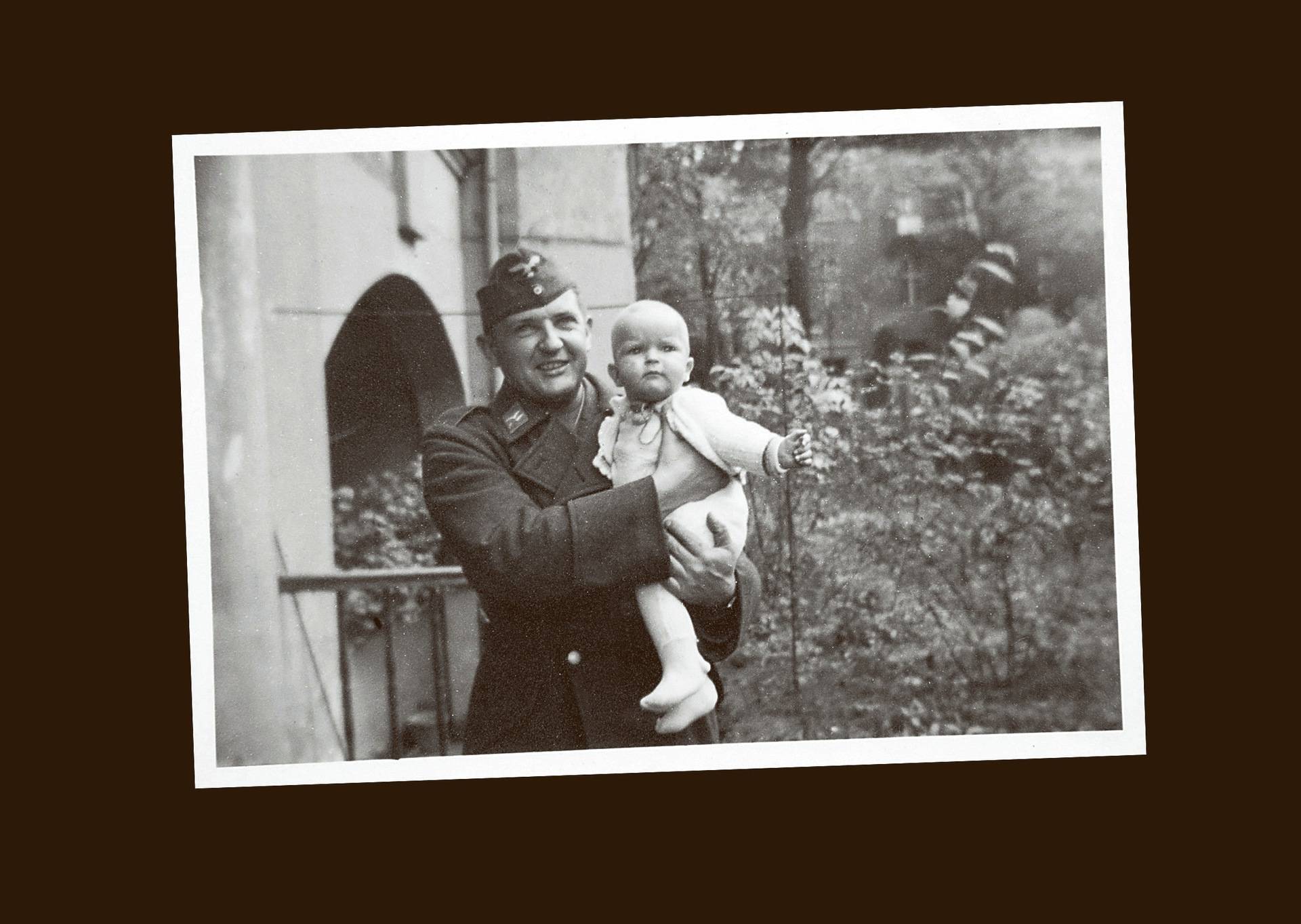 Gerhard Eduard Baer pitelee seitsenkuista poikaansa Gerhard Alfredia marraskuussa 1939 kotikulmillaan Berliinin Grunewaldissa. Gerhard komennettiin armeijaan elokuussa 1939. Hän palveli Luftwaffen viestijoukoissa.