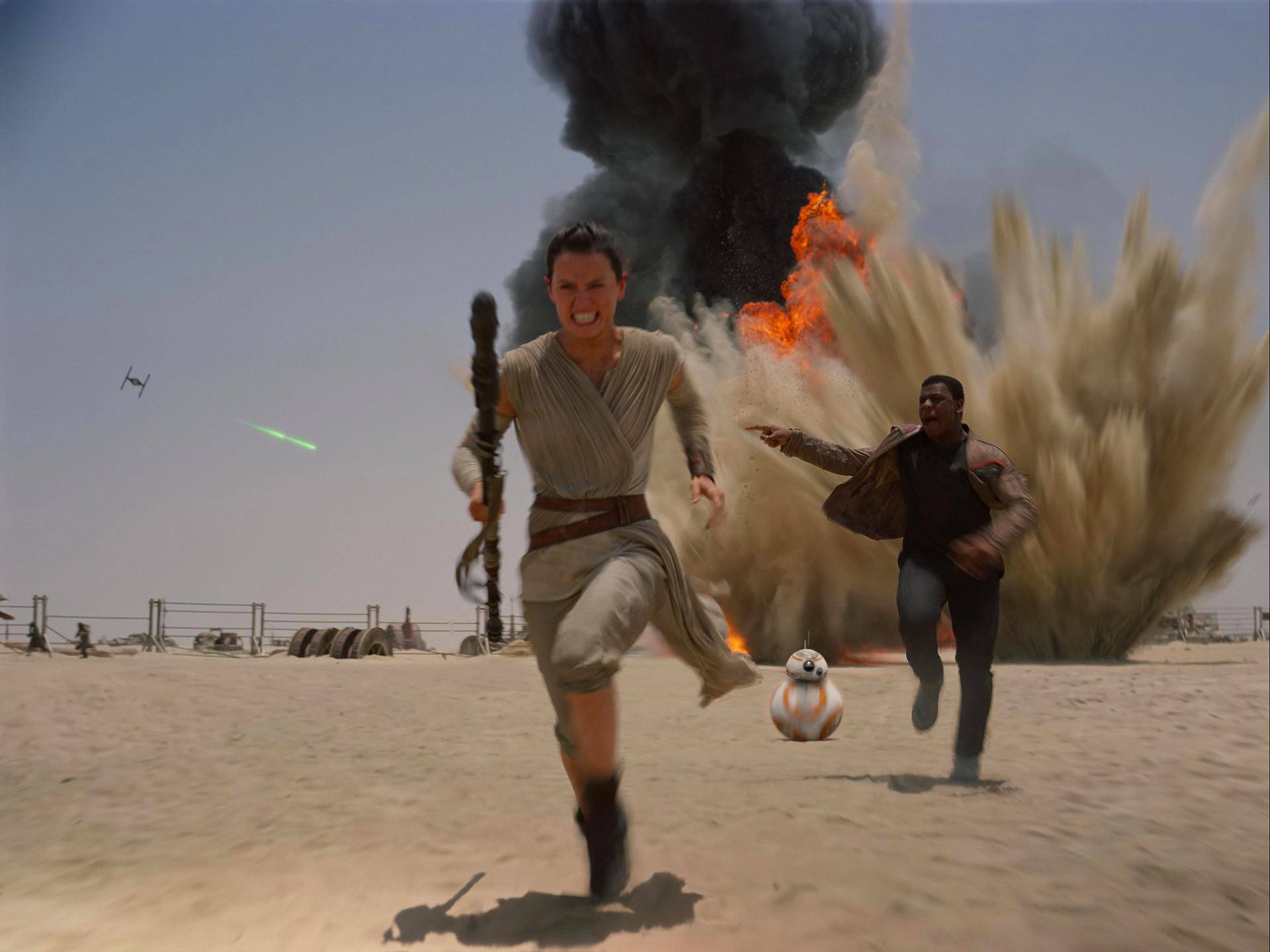 Näyttelijät Daisy Riddley (Rey) ja John Boyega (Finn) The Force Awakens -elokuvassa. Taustalla droidi BB-8.