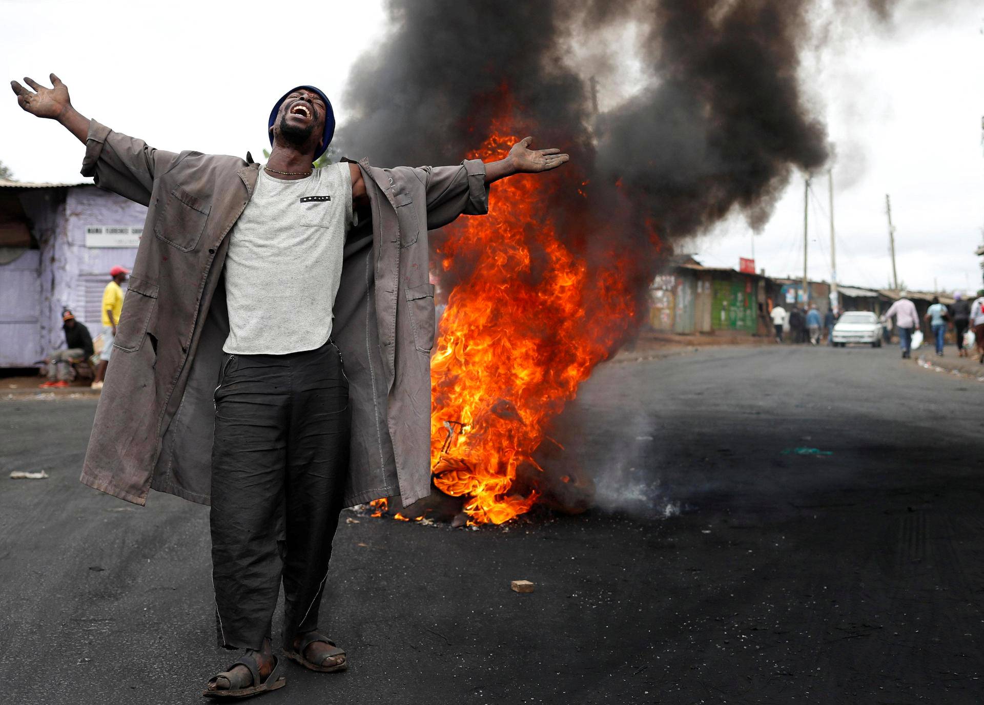 Opposition presidenttiehdokasta Raila Odingaa kannattaneet kenialaiset marssivat tyytymättöminä Nairobin Kiberan slummin kaduilla osoittamassa mieltään.