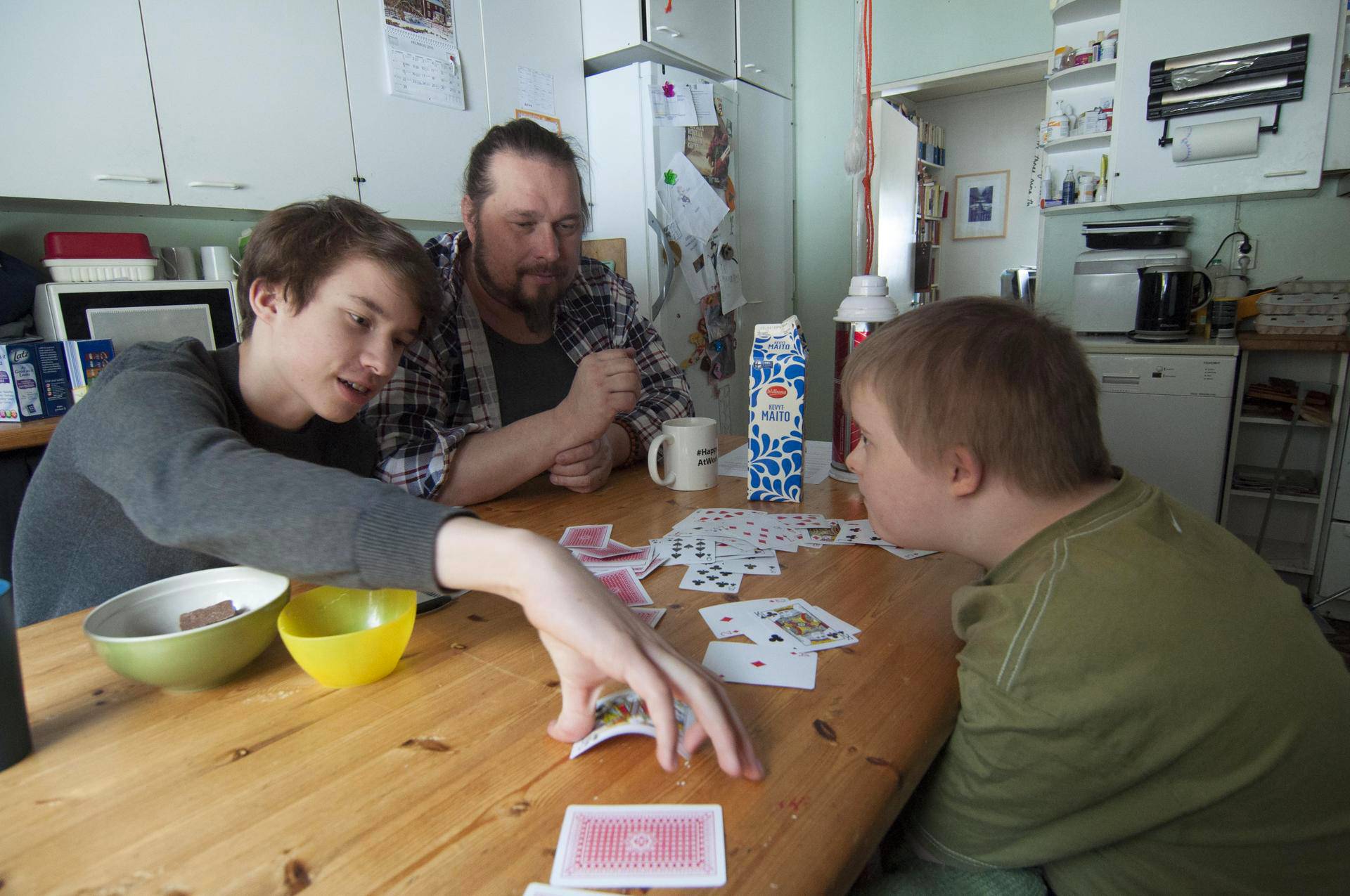 Stormin kylässä Sastamalassa asuva Yrjö Pihlajamäki ja pojat Reino ja Topi pelaavat korttia keittiön pöydän ääressä. Aimo Hyvärinen seurasi vuoden ajan työttömän perheenisän elämää.