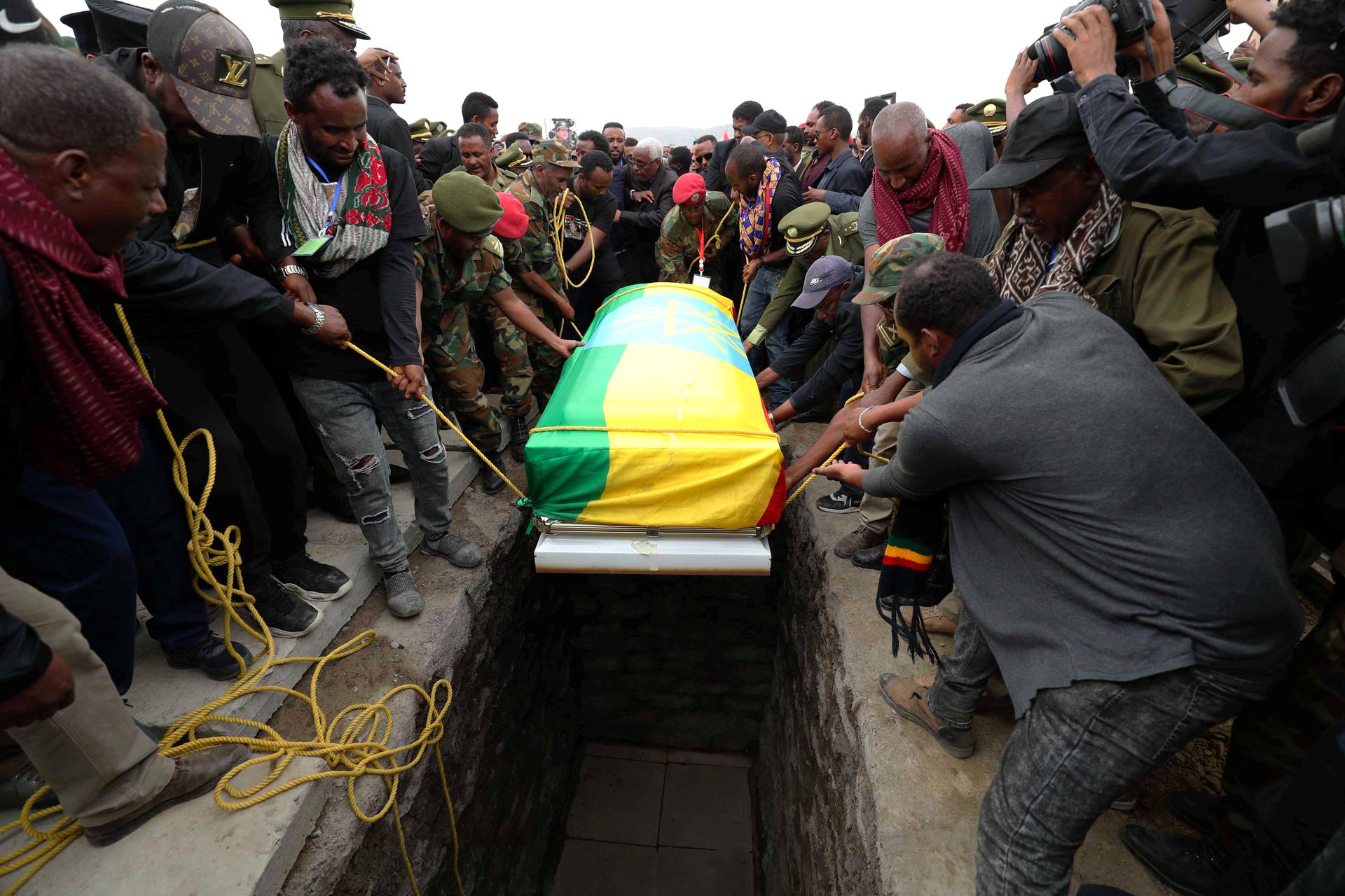 Arkunkantajat laskivat Etiopian puolustusvoimien komentajaa Se’are Mekonnenia hautaan hänen kotiseutunsa Tigrayn pääkaupungissa Mekelessä viime kesäkuussa. Se’aren oma henkivartija ampui hänet liittyen vallankaappausyritykseen Amharan osavaltiossa.