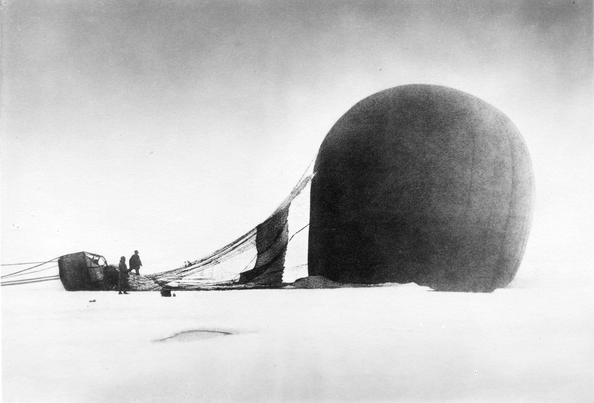 Insinööri Andréen epäonnisen retkikunnan ilmapallo laskeutui lopulta jäätikölle, satojen kilometrien päähän Pohjoisnavasta. Filmi miesten kamerasta kehitettiin vasta 1930, kun heidän viimeinen leirinsä löydettiin. – Kirjan kuvitusta.