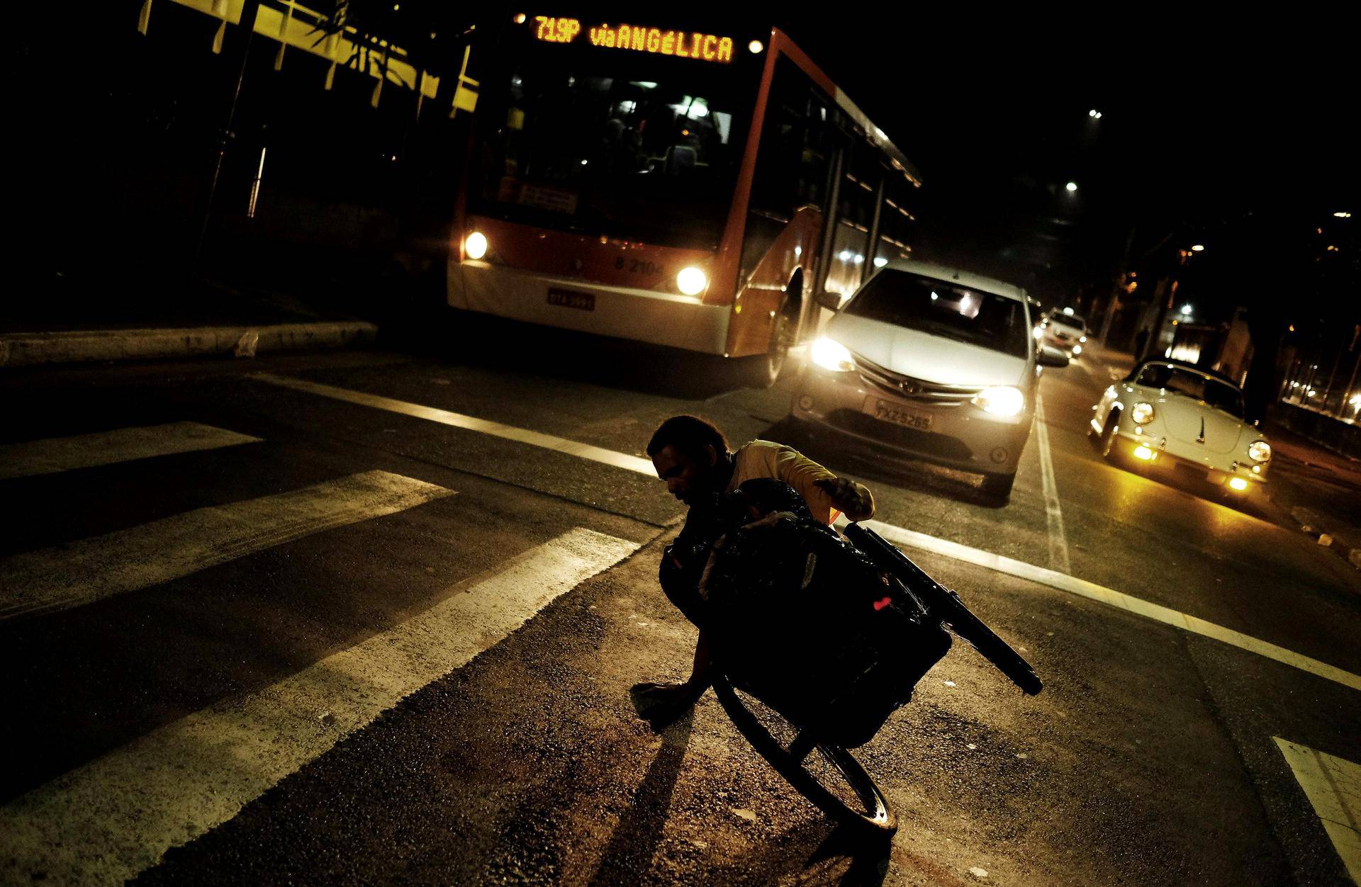 Poliota sairastava 43-vuotias Elias, lemipinimeltään LA, piti tanssiesityksen pyörätuolillaan liikennevaloissa Paulista Avenuella Sao Paulossa, Brasiliassa.