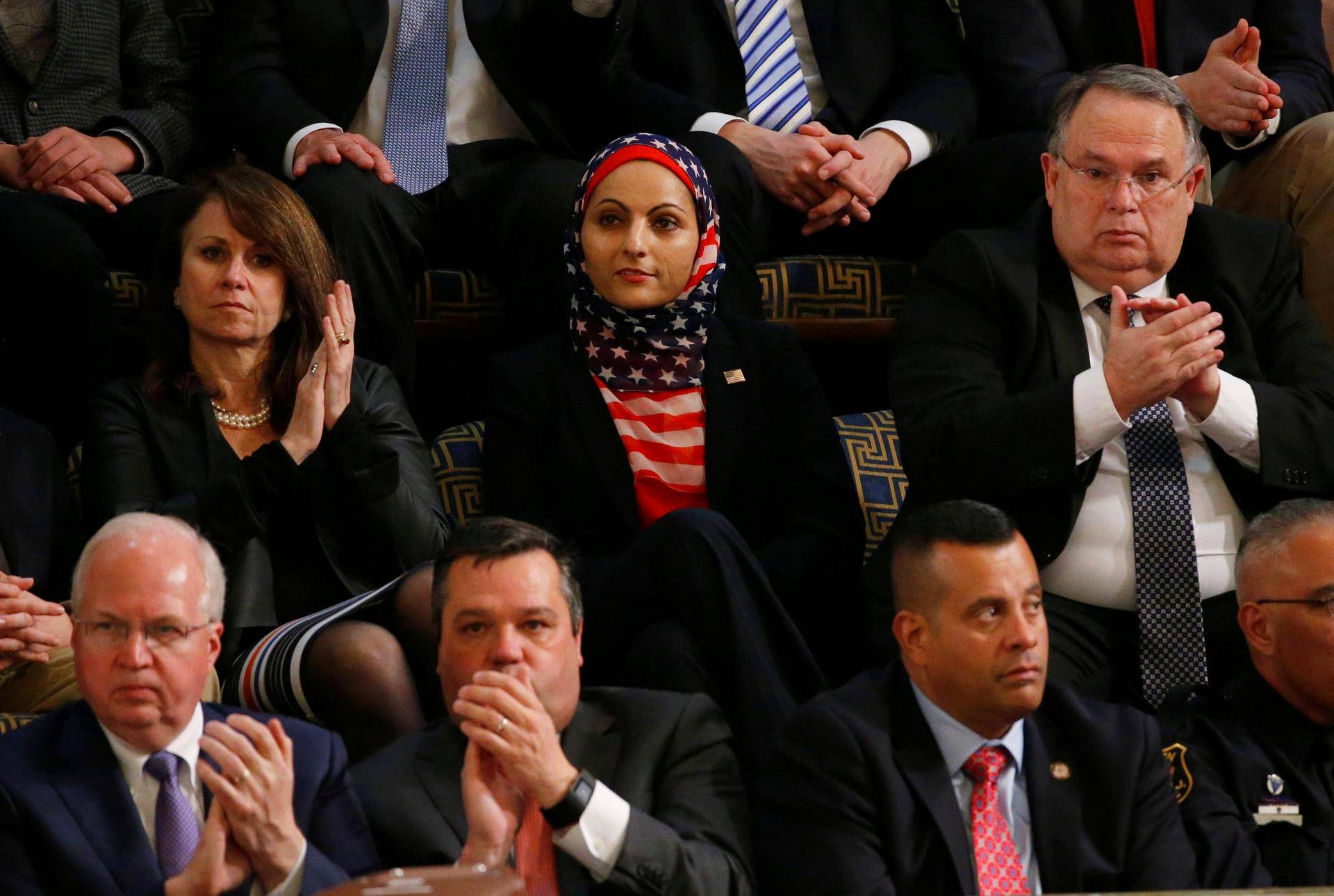 Musliminainen käytti Yhdysvaltain lippua hijabinaan seuratessaan yleisön joukosta presidentti Donald Trumpin puhetta kongressille Washingtonissa.