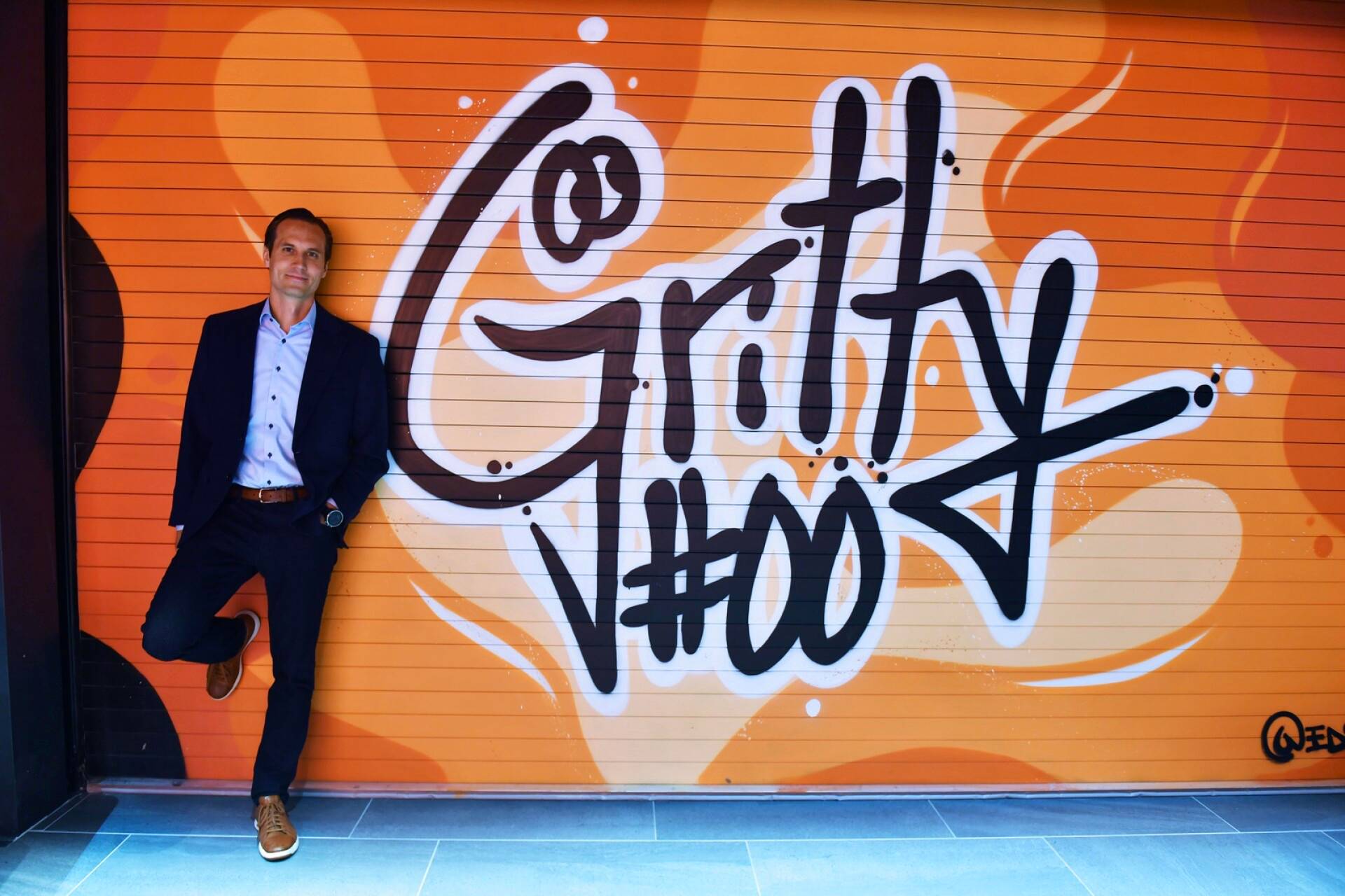 Philadelphia Flyersin Ilkka Kortesluoma poseerasi seuran maskotille Grittylle maalatun graffitin edessä. 