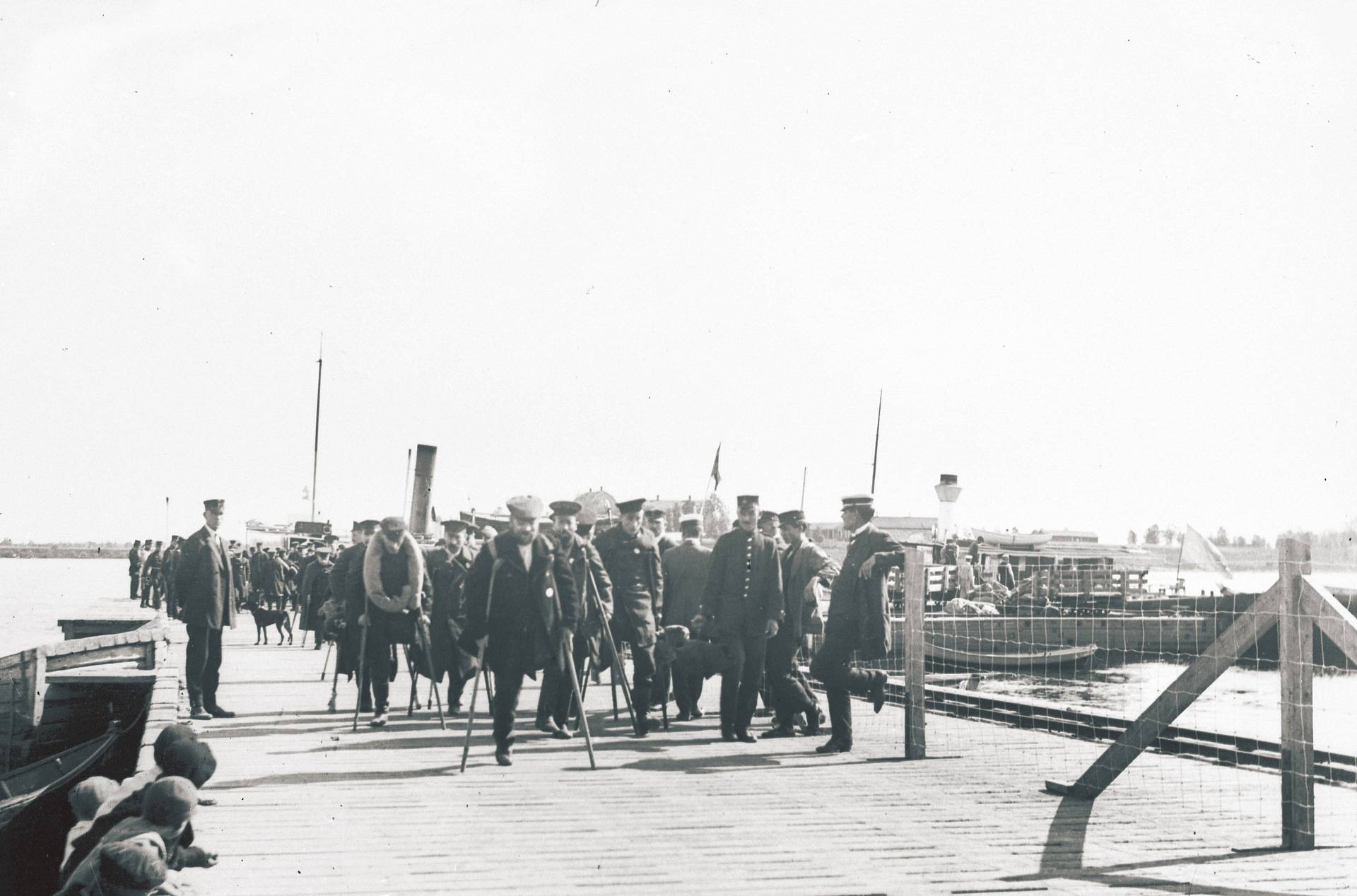 Sotavangit saapuivat Torniosta proomulla Haaparannan laiturille. Invalidikuljetukset keräsivät paljon katsojia molemmin puolin rajaa.