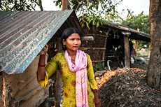 Laxmi Sarki, 27, elää Lounais-Nepalissa Kanchanpurin alueella yhteisössä, jossa naisten pitää kuukautisten aikaan eristää itsensä muusta perheestä erilliseen menkkamajaan. Eristäytyminen johtuu kuukautisiin liitetyistä uskomuksista, joiden mukaan naiset ovat niiden aikaan epäpuhtaita ja voivat tuottaa huonoa onnea perheelleen.