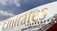Emirates-lentoyhtiön lentoemännät nousemassa yhtiön koneeseen Manchesterissa 2010.