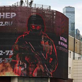 Punasilmäinen sotilas kannustaa mainoksessa liittymään ”voittavaan joukkueeseen”. 