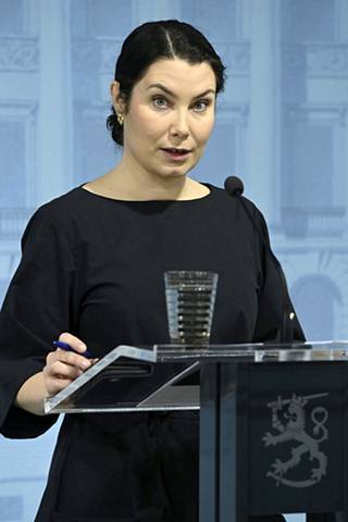Uusi ympäristöministeri Emma Kari tiedostustilaisuudessa Valtioneuvoston linnassa.