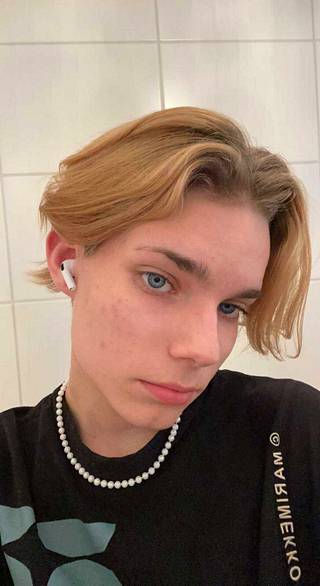16-vuotias Samuel Aaltonen alkoi käyttää helmiä huomattuaan, että ne nousivat pinnalle sosiaalisessa mediassa. Kuvassa hänellä on mummultaan saadut aidot helmet.
