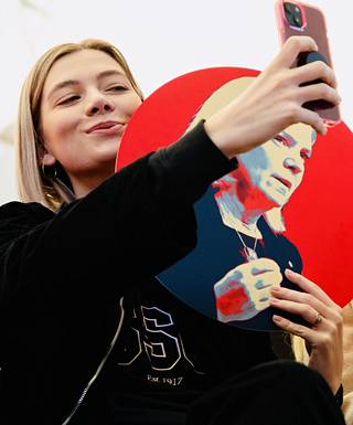 Sosiaalidemokraattien nuorisojärjestö SSU:n puheenjohtaja Lisa Nåbo otti selfien Anderssonin kuvan kanssa.