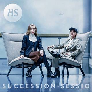 Succession-session voit kuunnella yleisimmistä podcast-sovelluksista ja HS:n sovelluksen Kuuntele-osiosta. Podcastia juontavat kulttuuritoimittajat Eleonoora Riihinen ja Hilla Körkkö.