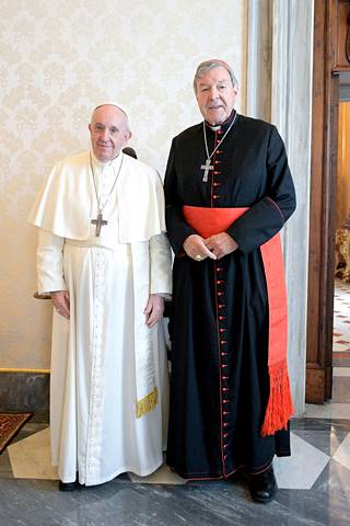 Paavi Franciscus ja kardinaali Pell tapasivat Vatikaanissa vuonna 2020.