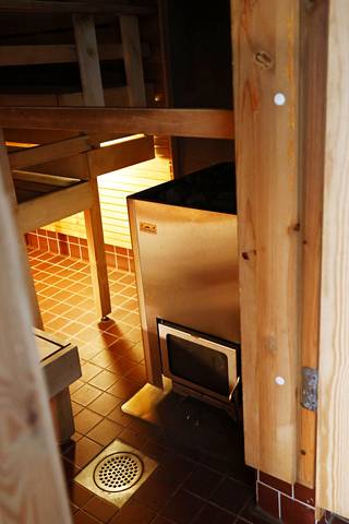 Tehtaankatu 19:n saunassa on myös puulämmitteinen kiuas.