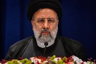 Iranin presidentti Ebrahim Raisi tiedotustilaisuudessa torstaina New Yorkissa.