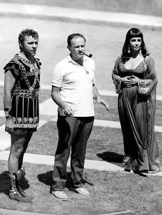 Kleopatraa näytellyt Elizabeth Taylor, Marcus Antoniusta näytellyt Richard Burton ja ohjaaja Joseph L. Mankiewicz yli nelituntisen Kleopatra-elokuvan kuvauksissa vuonna 1962.